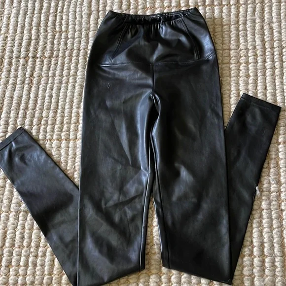 Beautiful Aritzia Wilfred Free faux leather leggings - Picture 3 of 6